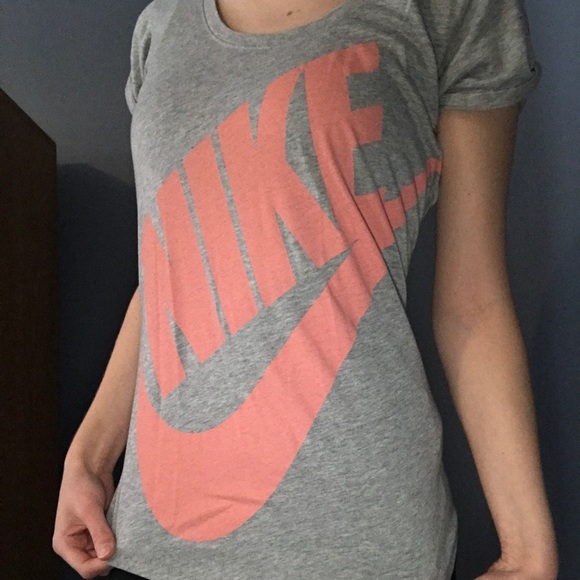 🌼NIKE TSHIRT - Picture 2 of 2